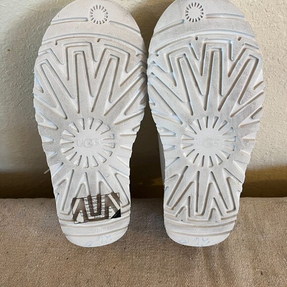 UGG Unisex Neumel Split Logo White/Black Chukka Ankle Boots  display picture 2